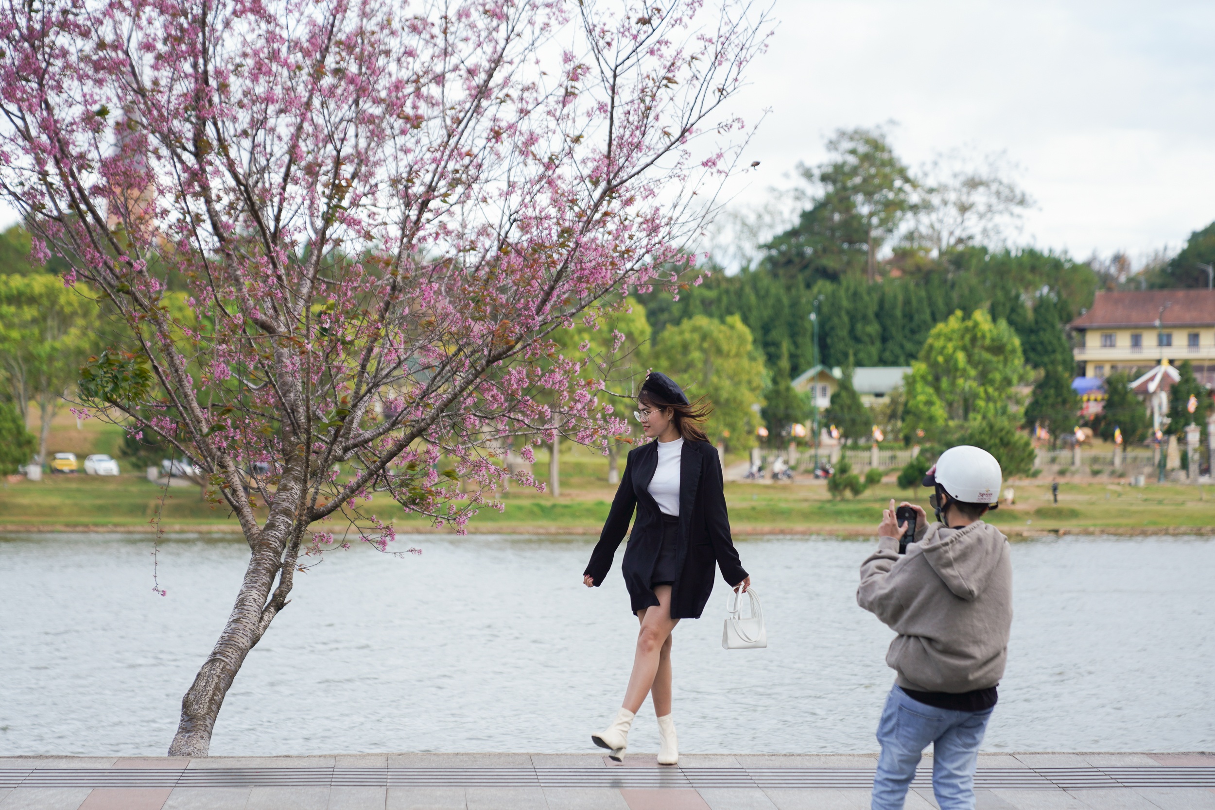 Da Lat keu goi khong mua hang rong canh ho Xuan Huong hinh anh