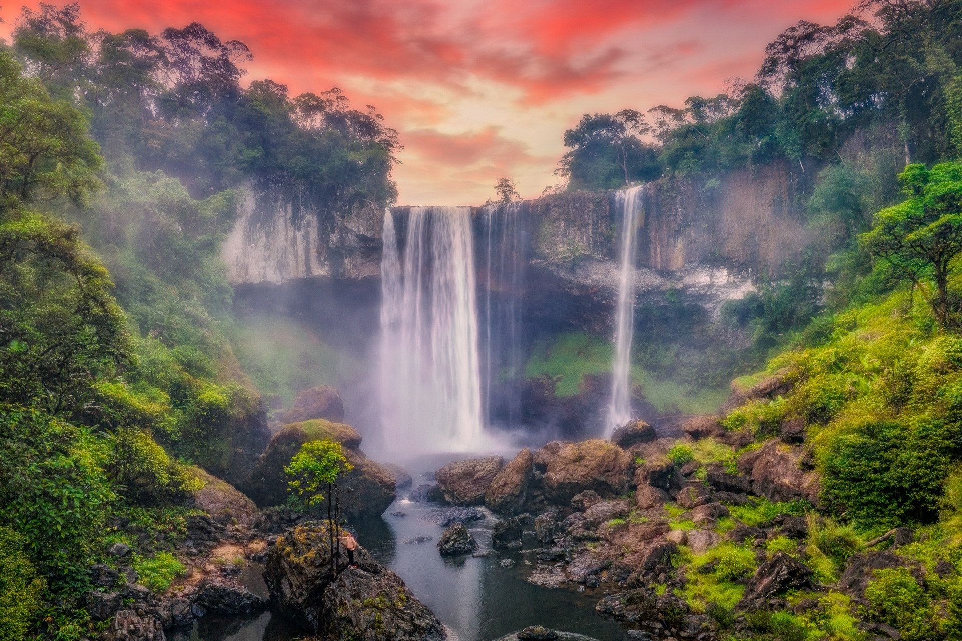 Thac K50 mo cua tro lai sau vu cay do de du khach tu vong hinh anh