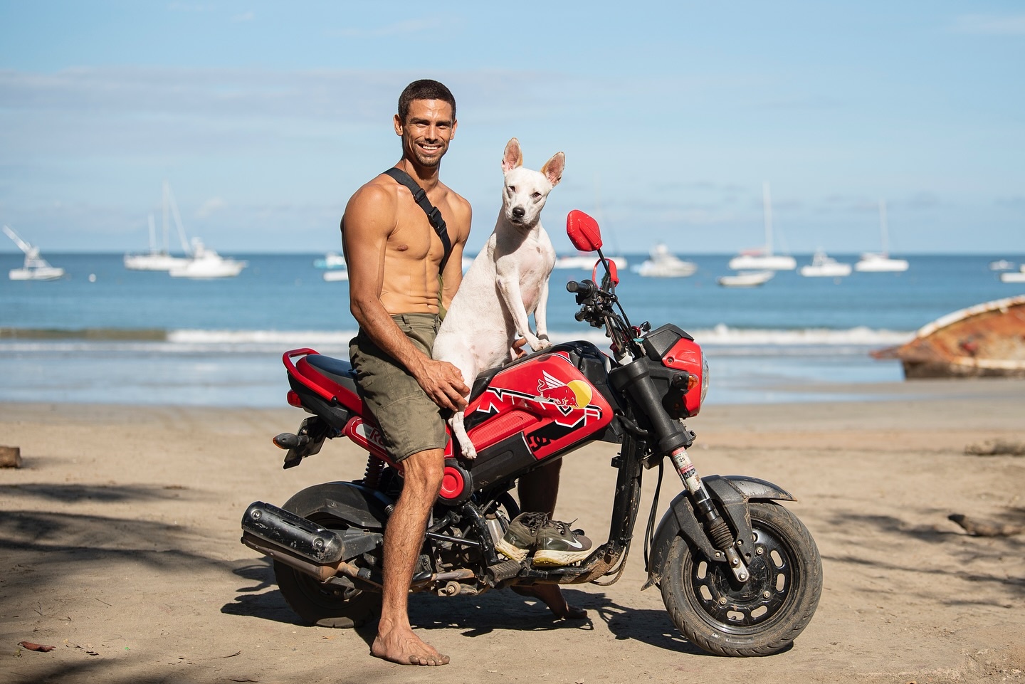 Nguoi dan ong bo viec di khap noi chup anh cho hinh anh