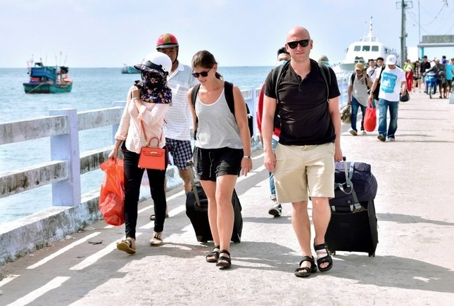 Vi sao du khach phai xin thi thuc roi khoi dao Phu Quoc? hinh anh