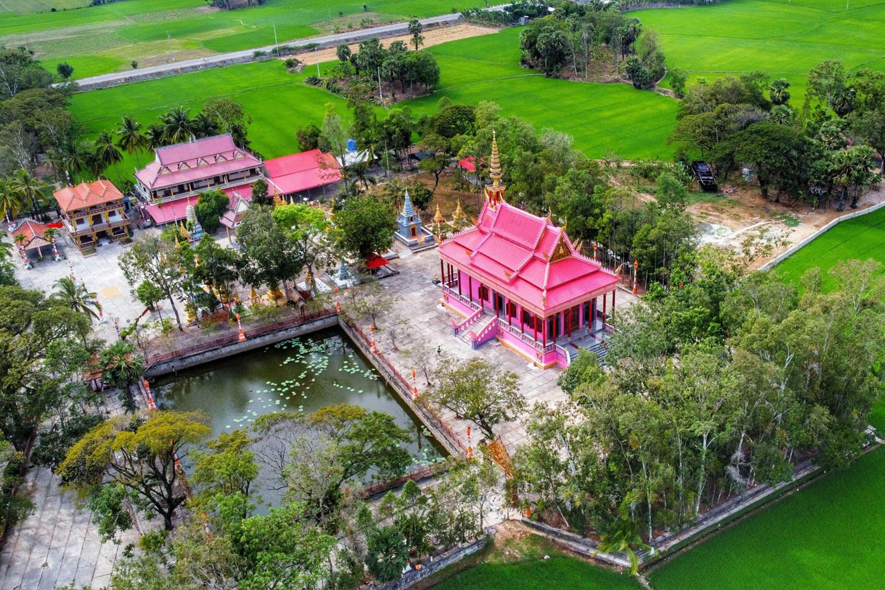 Ngoi chua mau hong ruc 'hot' mang xa hoi o An Giang hinh anh