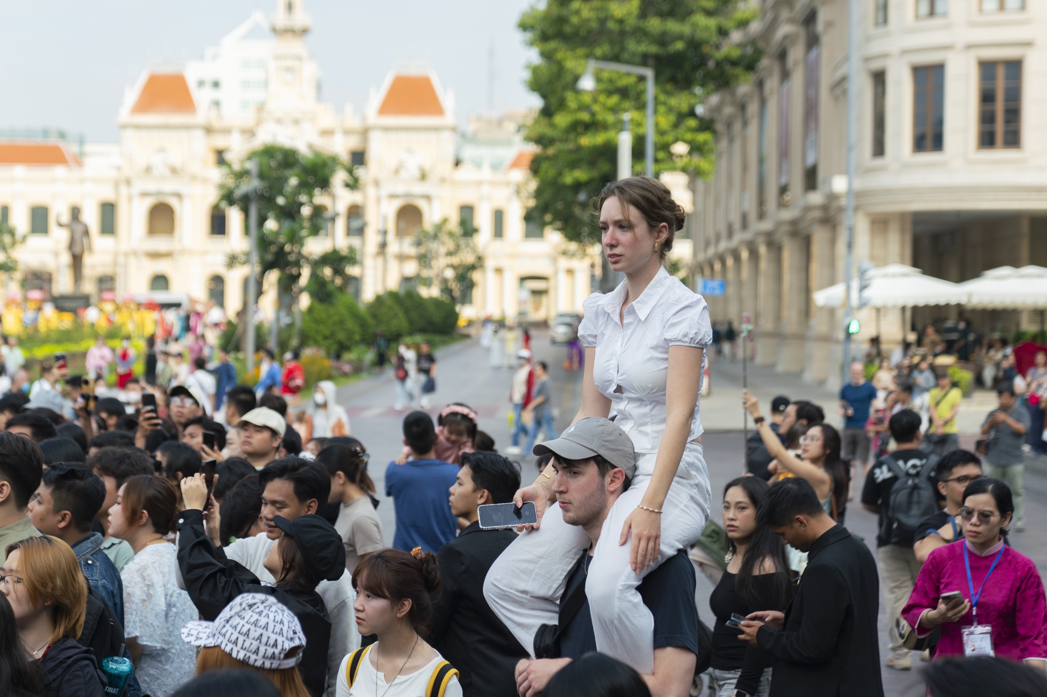 Khach Tay kieu ban gai xem dieu hanh co phuc Viet o TP.HCM hinh anh