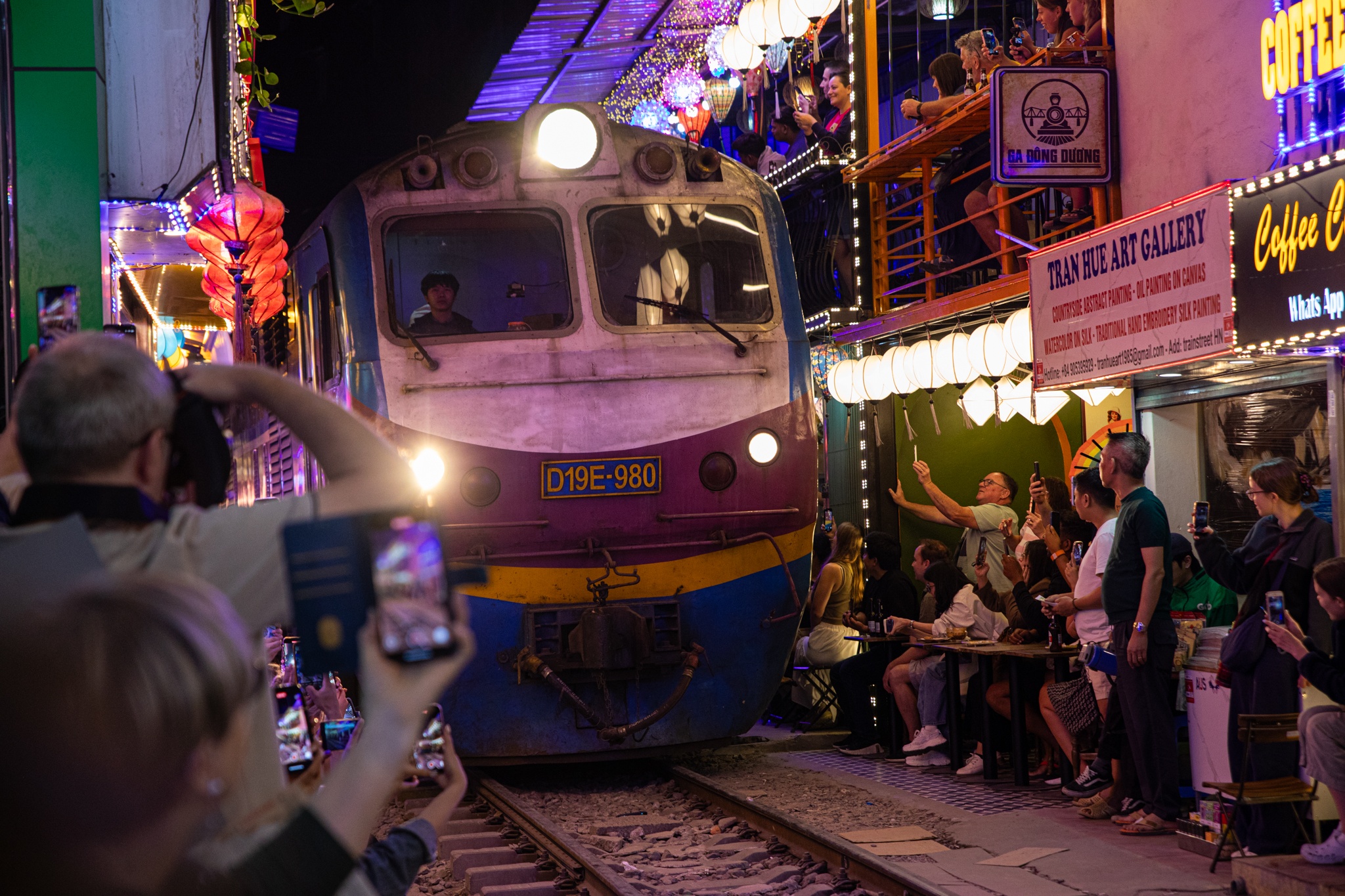 Pho ca phe duong tau o Ha Noi ngay 22/3 dong nghit du khach hinh anh