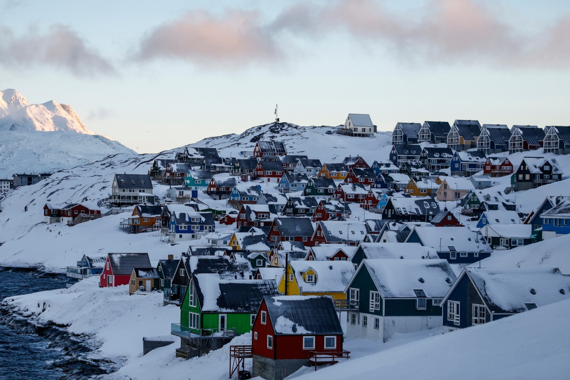 Cuoc song binh yen tren hon dao Tong thong Trump muon mua lai hinh anh