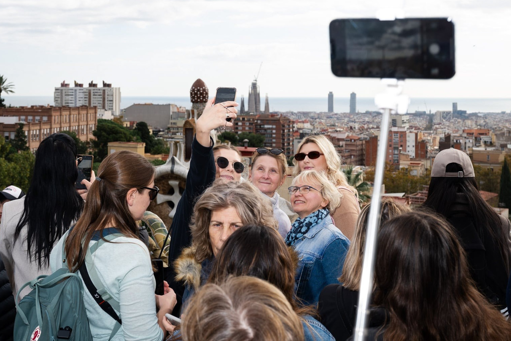 Anh 'cam mat' vao dien thoai khi du lich gay ngo ngang hinh anh