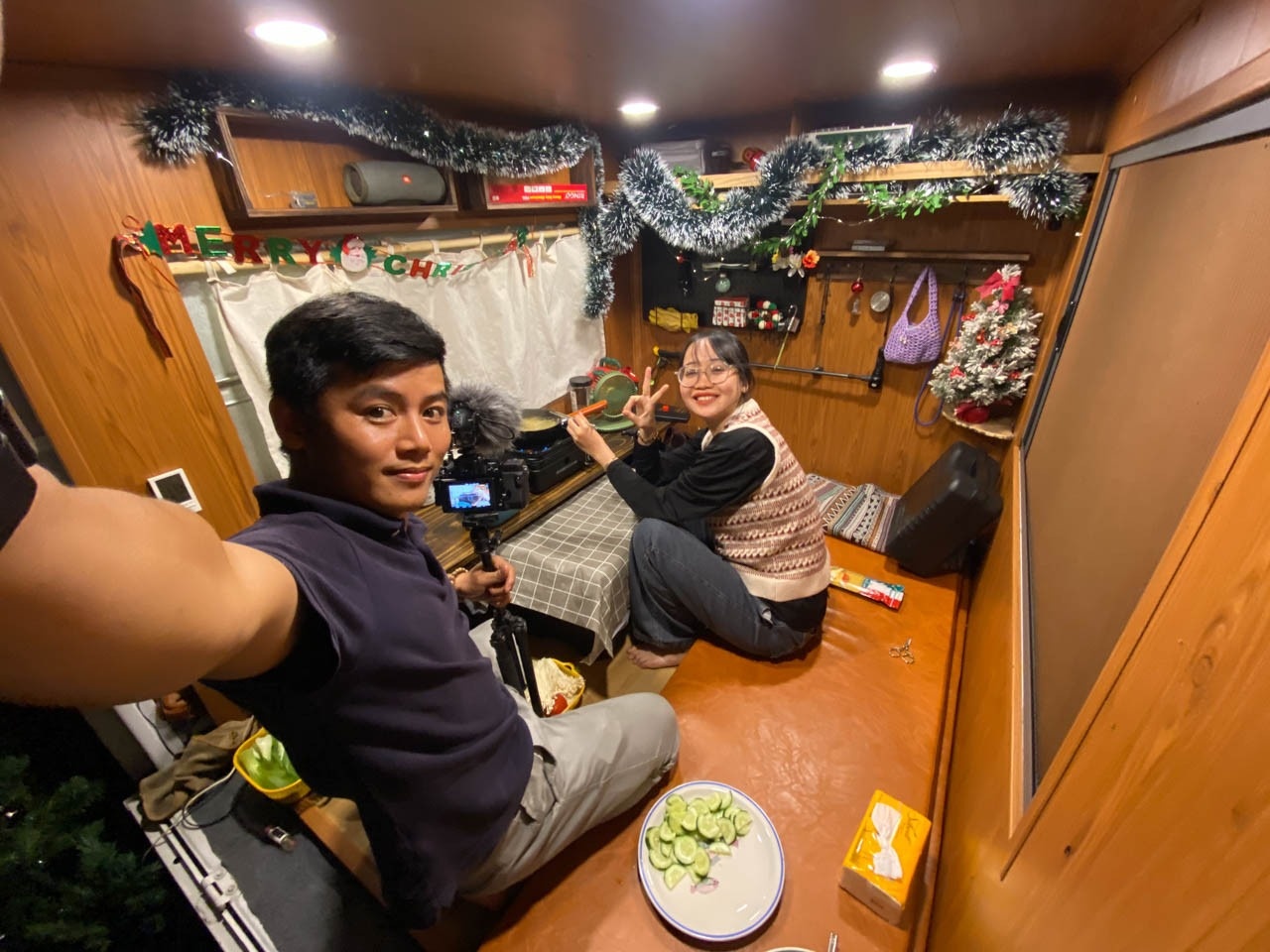 Vo chong Da Nang lam 'nha xe tai', du lich khap noi hinh anh