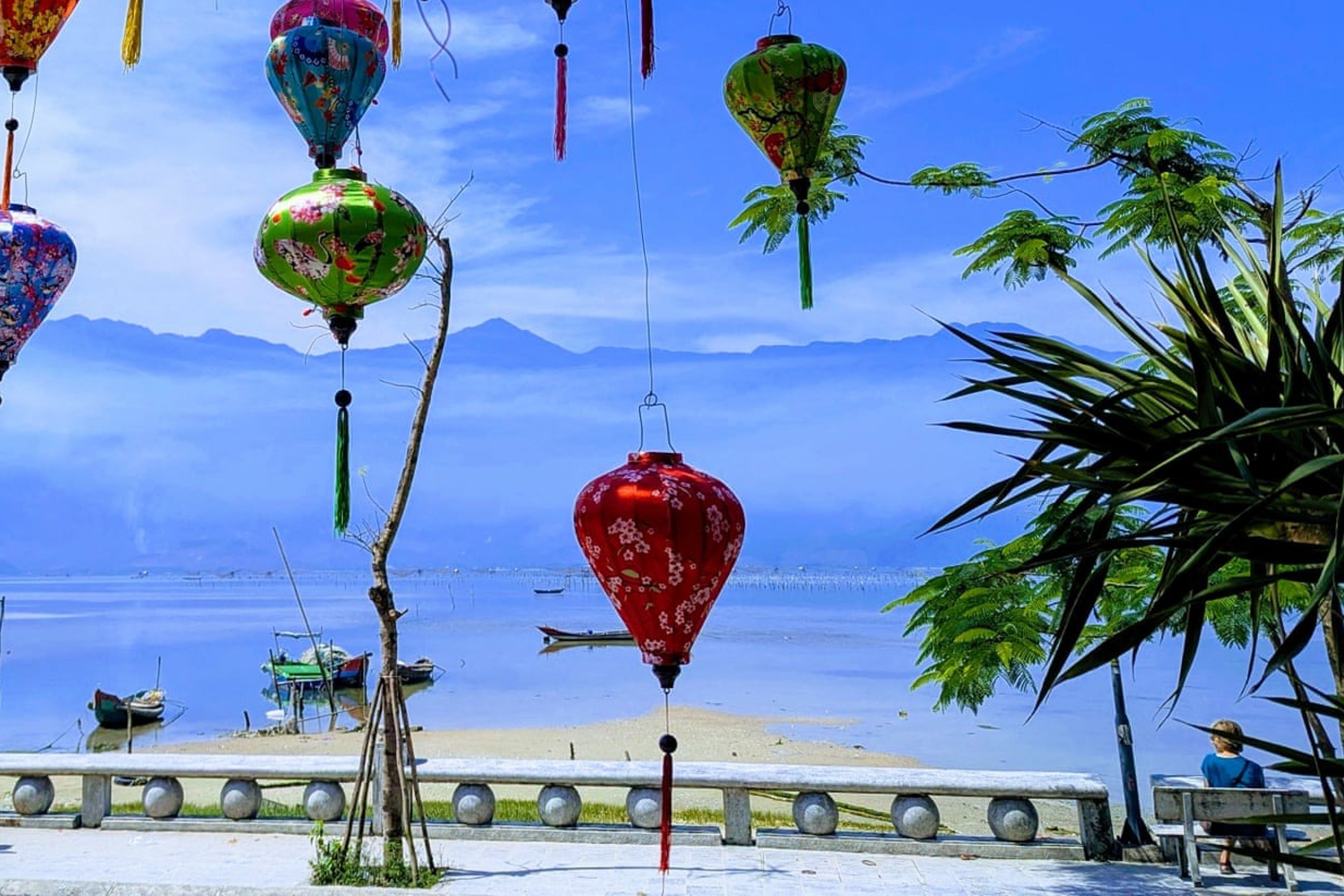 Bao ngoai vinh danh canh den long tren dam Lap An (Hue) hinh anh