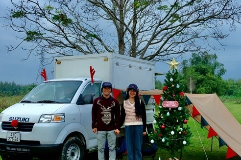 Cap doi Da Nang du lich khap noi tren 'nha xe tai' hinh anh