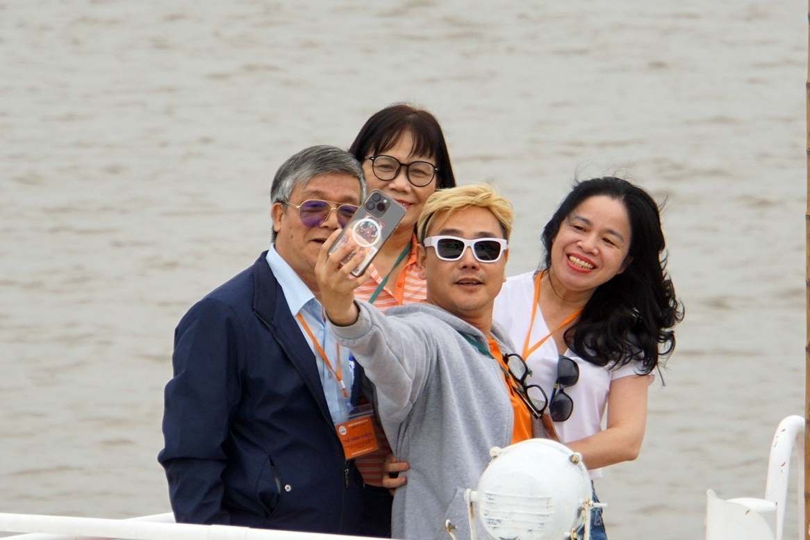 Khach Tay nuom nuop ra Cat Ba ngay cuoi nghi le hinh anh