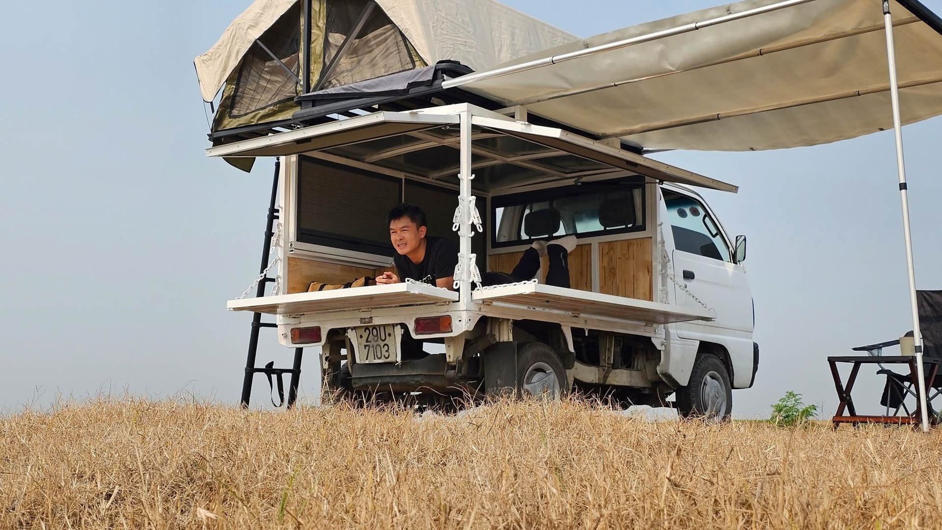 Ong bo bien xe tai 35 trieu dong thanh nha di dong, dua con di choi hinh anh