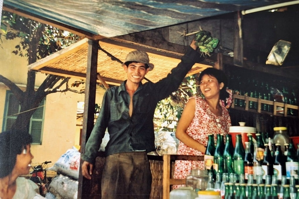Khach Tay ke chuyen di xe khach, uong ca phe tai Viet Nam nam 1994 hinh anh