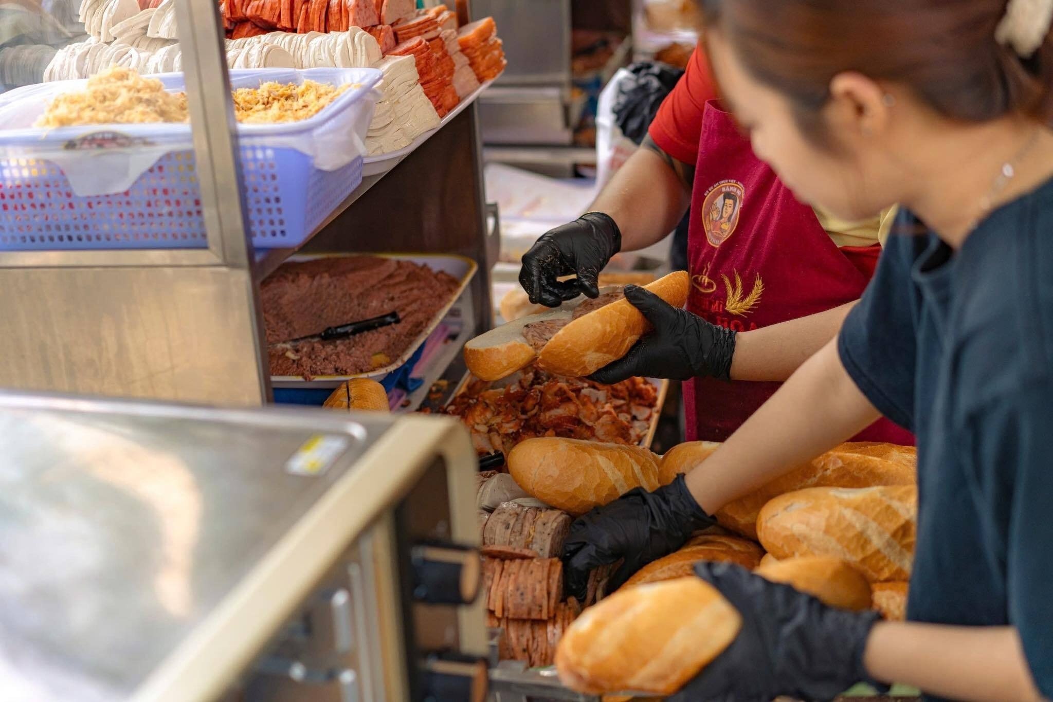 Trao luu 'xach tay' banh mi dat nhat TP.HCM hinh anh