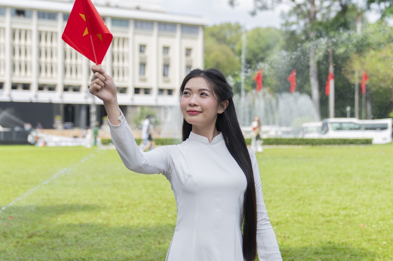 Bay tu Ha Noi vao TP.HCM chup anh mung ngay 30/4 hinh anh