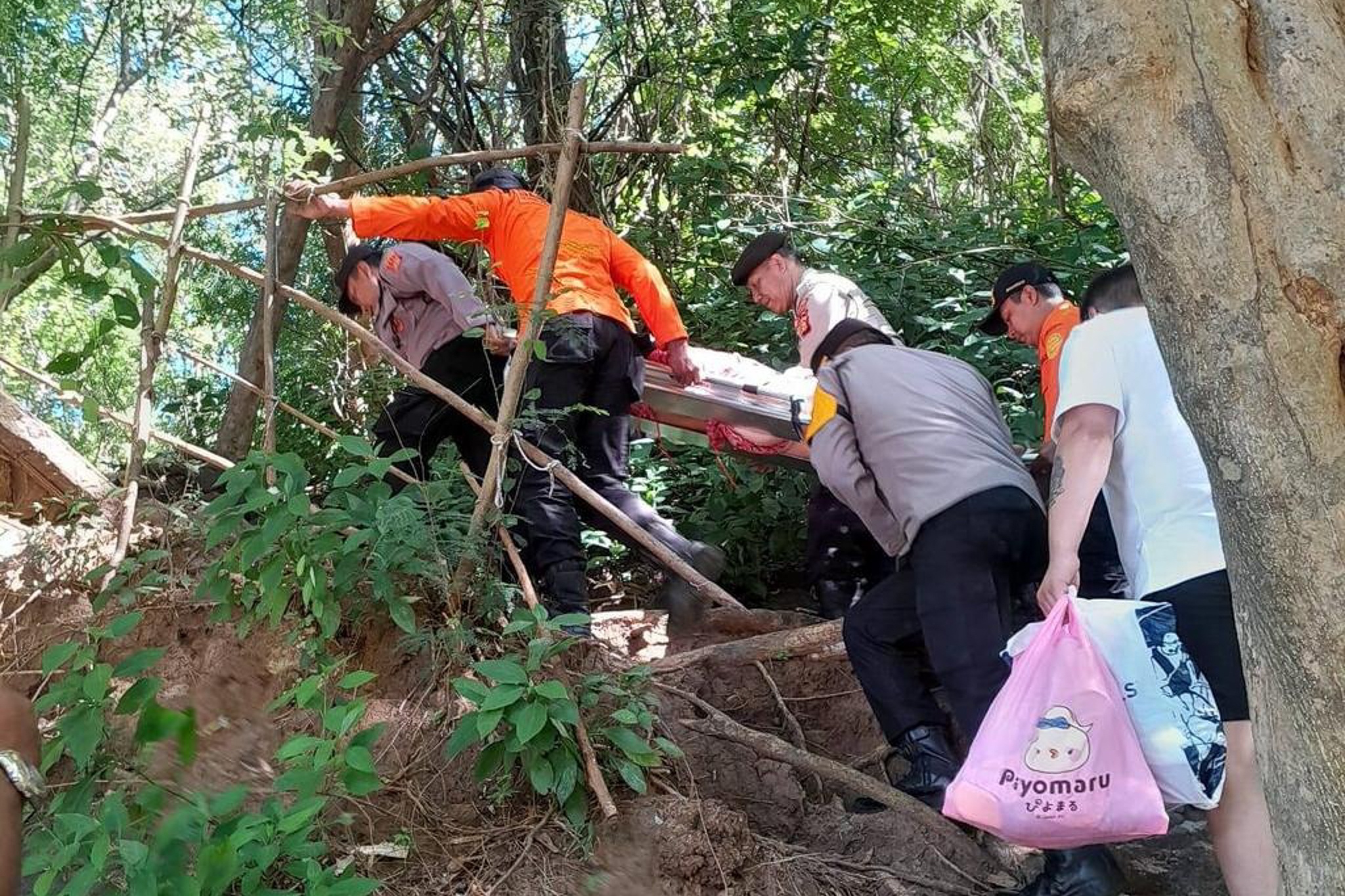 Khach Nga bi song cuon nga khi chup anh selfie o Bali hinh anh