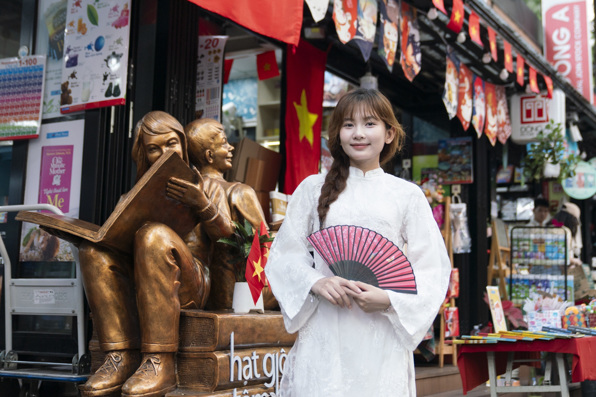 Duong sach TP.HCM rop co hoa mung dai le 30/4 hinh anh