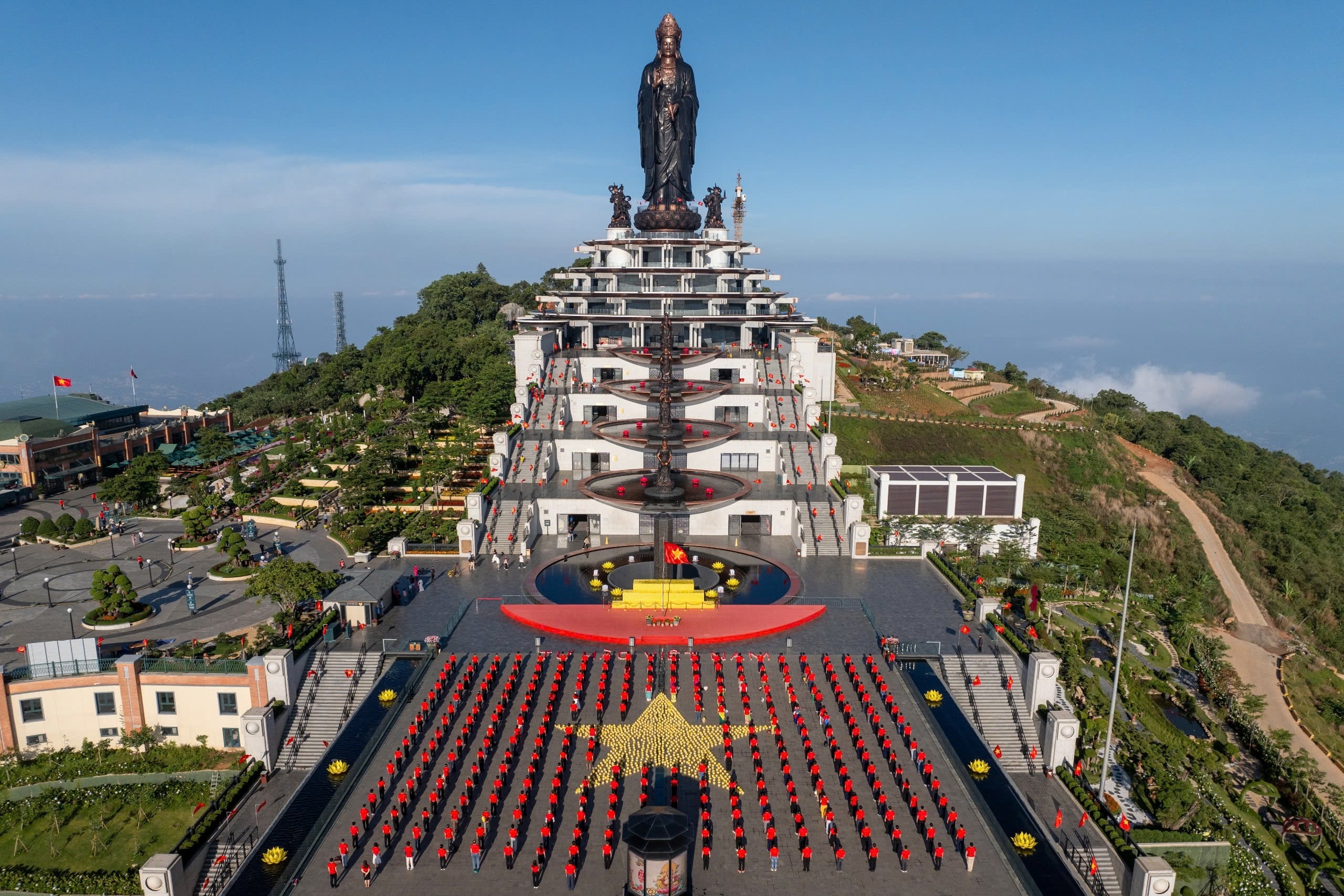 Canh co do sao vang tren dinh Ba Den gay sot hinh anh