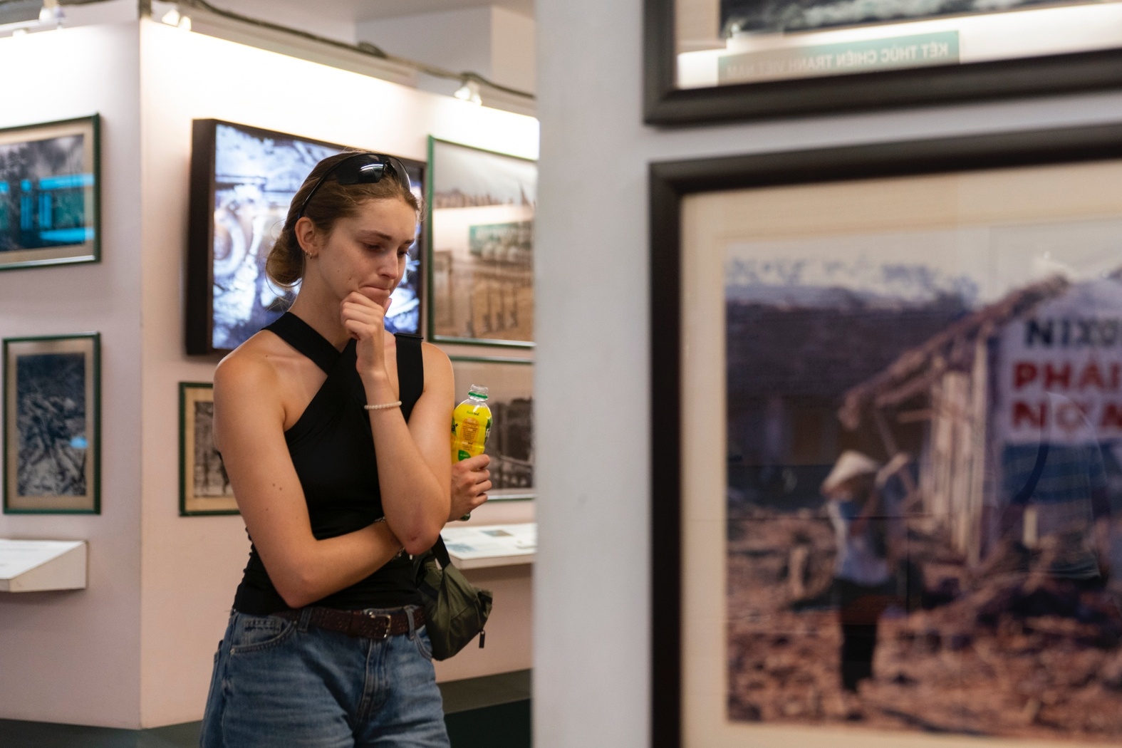 Nu cuoi, nuoc mat tai Bao tang chung tich chien tranh truoc them 30/4 hinh anh