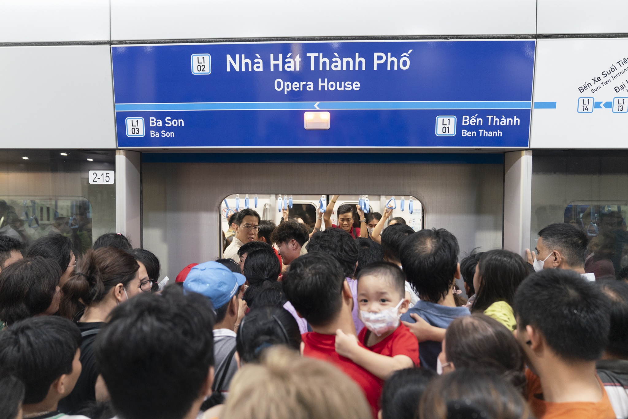 Nguoi dan cho len chuyen metro so 1 tu ga Nha hat Thanh pho toi 25/4 hinh anh