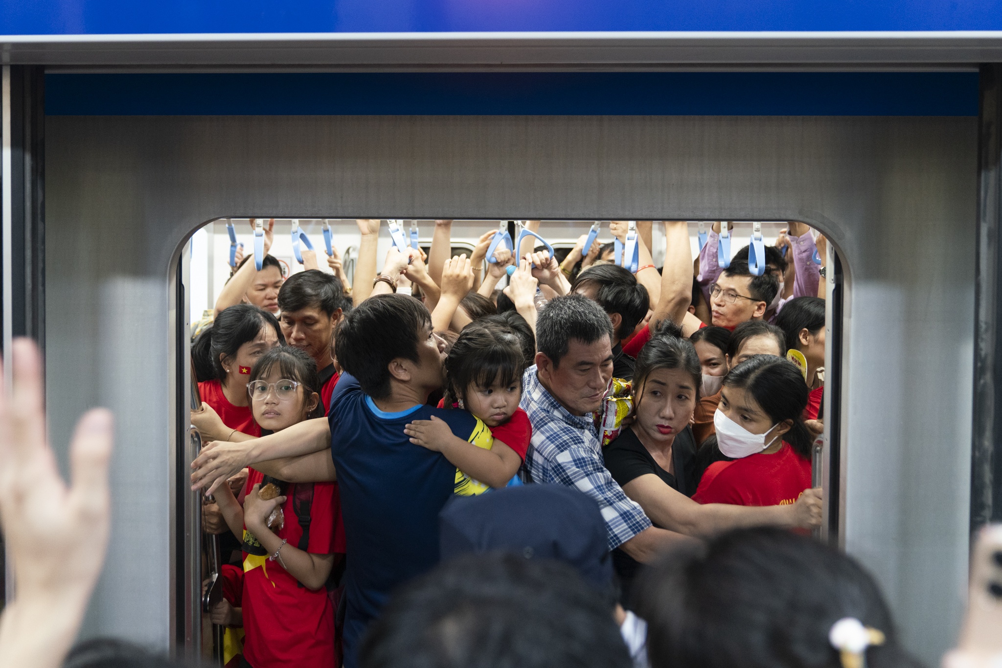 Mo them chuyen metro dua nguoi dan ve nha sau dieu binh hinh anh