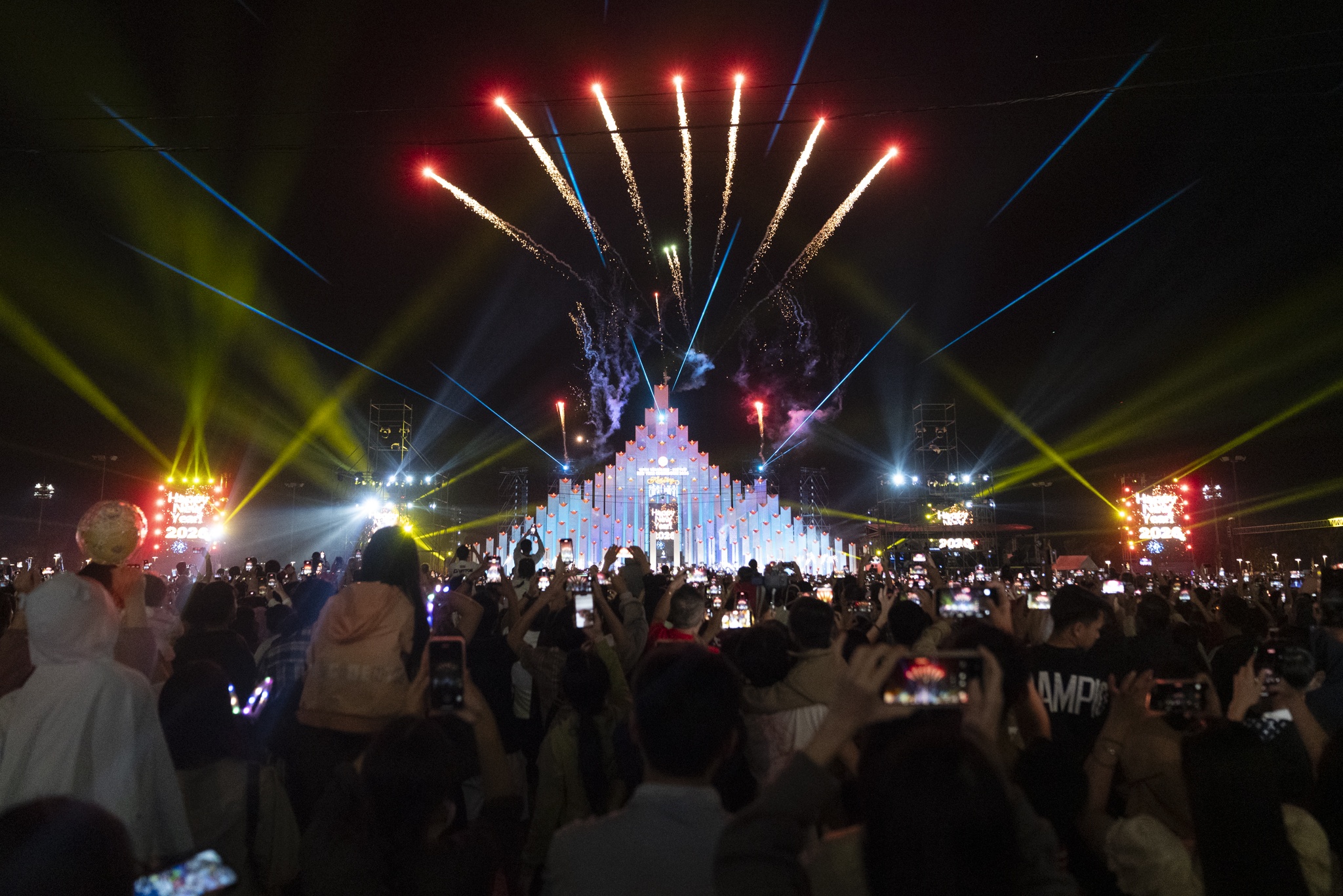 Lan dau xem phao hoa nam moi tai thap Tam Thang TP.HCM hinh anh