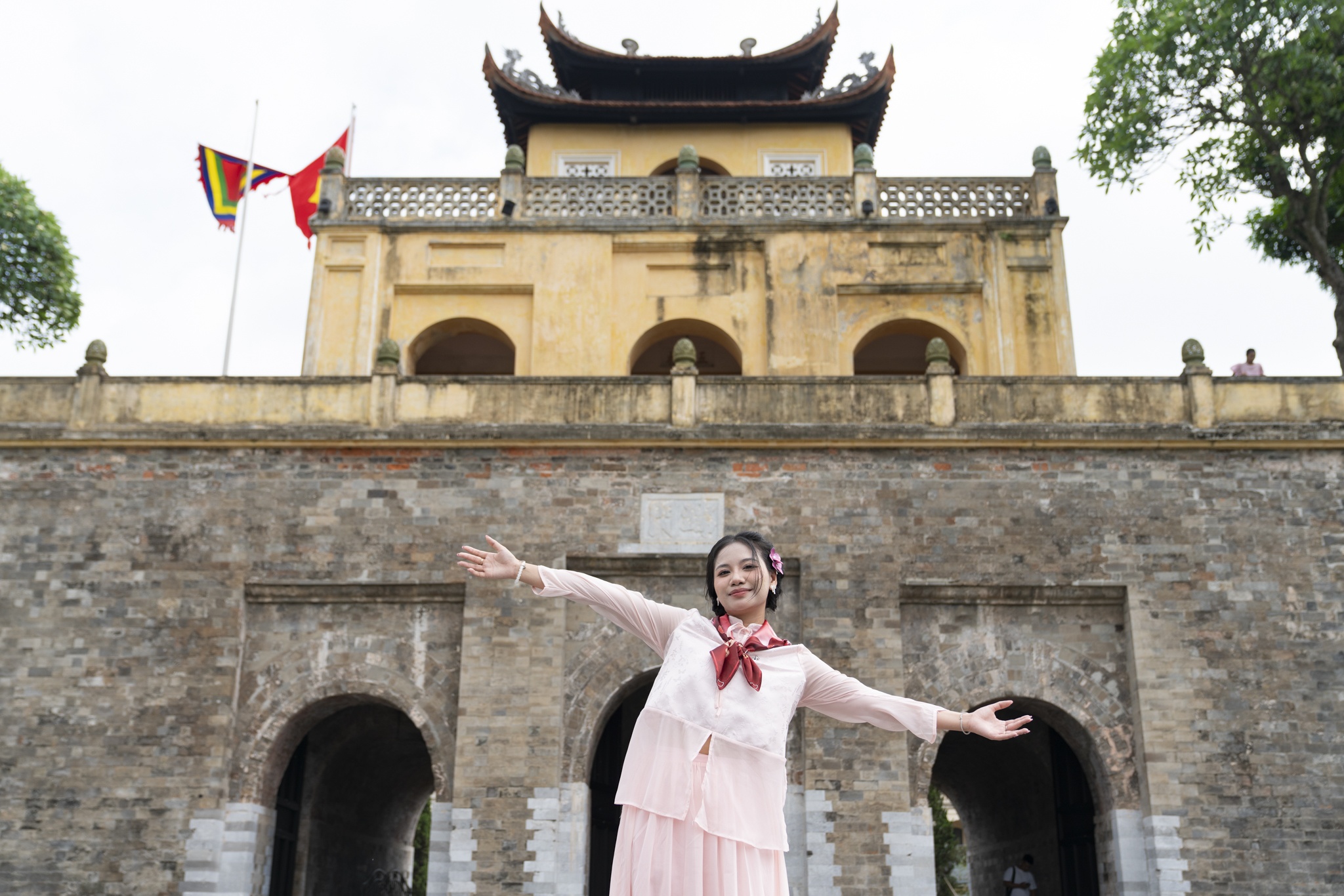 Livestream cham khac bac, mua roi tai Ha Noi thu hut 420.000 nguoi xem hinh anh