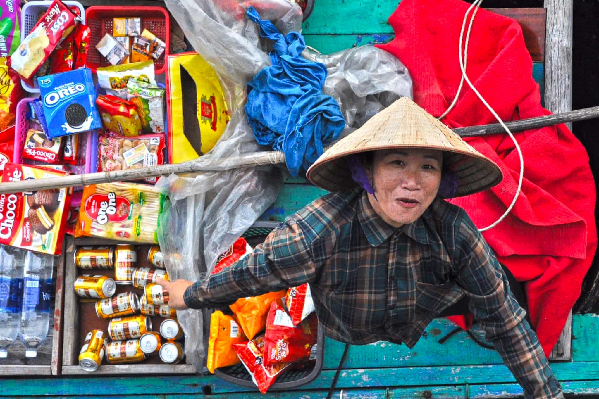 Canh thuyen hang rong tren vinh Ha Long lot top anh dep The Guardian hinh anh