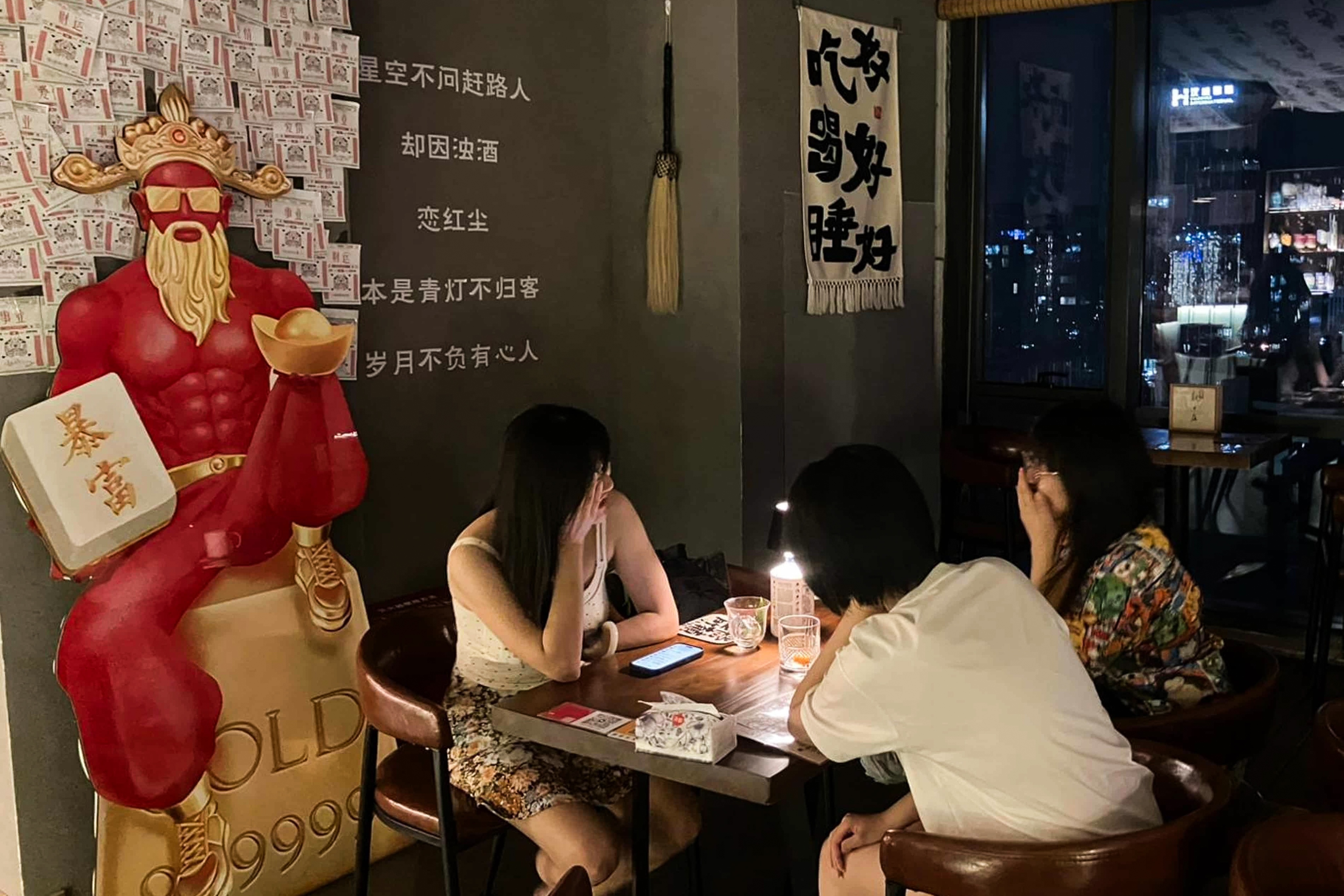 Trao luu di bar xem boi o Bac Kinh hinh anh