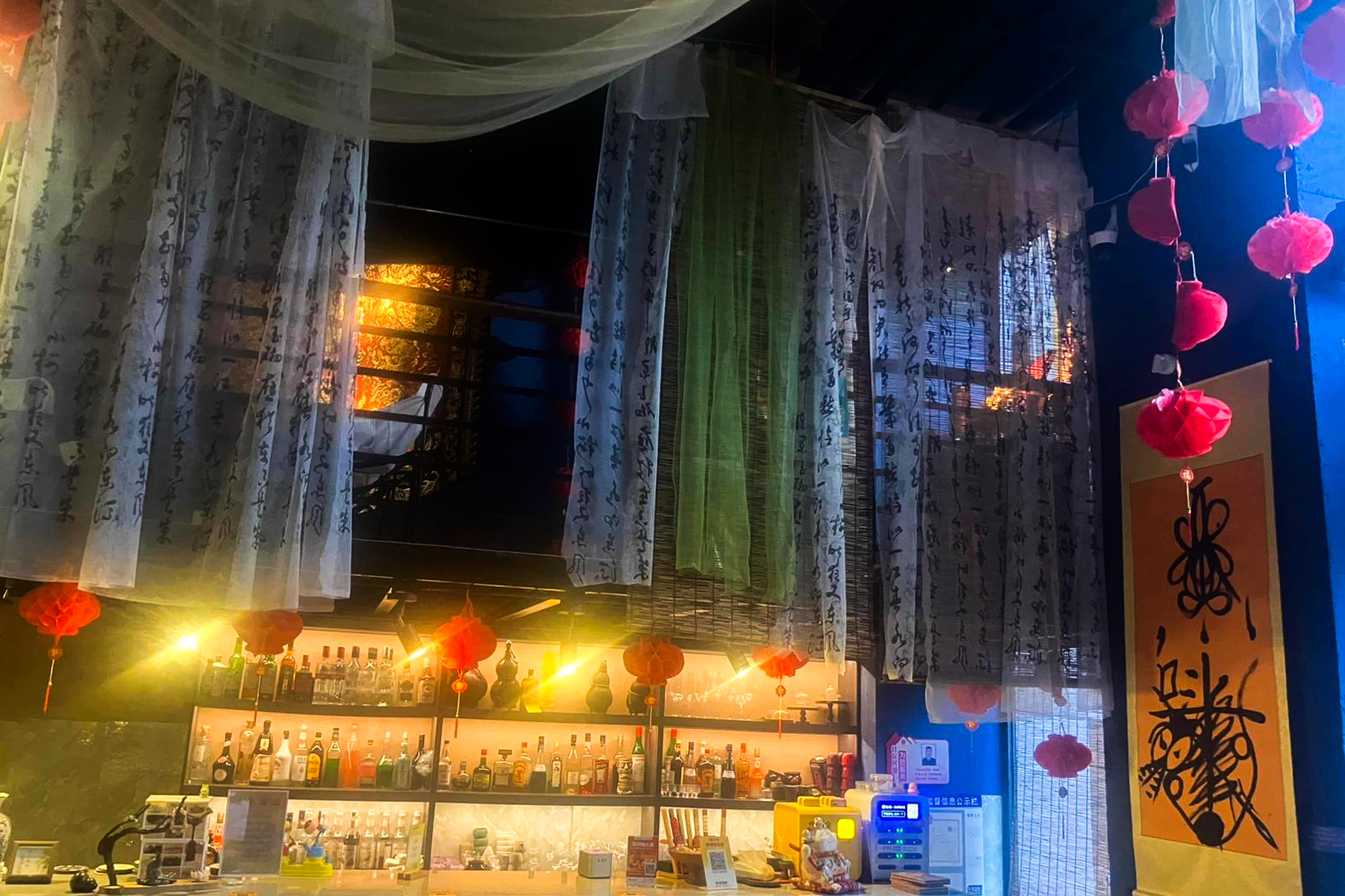 Quan bar xem boi anh 1