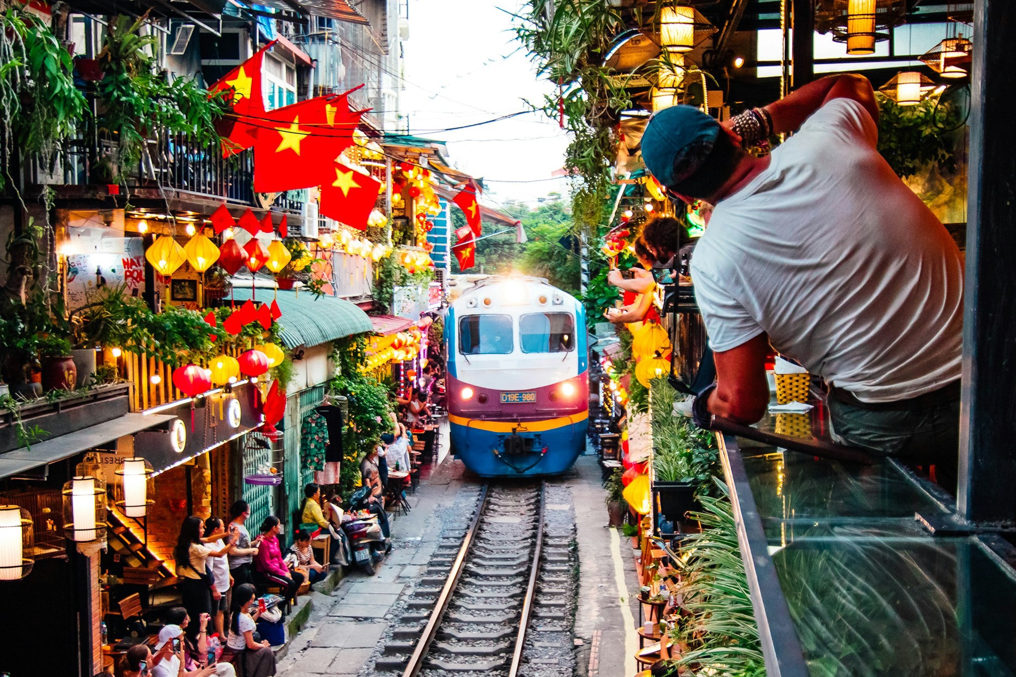 Tau Thong Nhat xuyen Viet qua mat phong vien Anh hinh anh