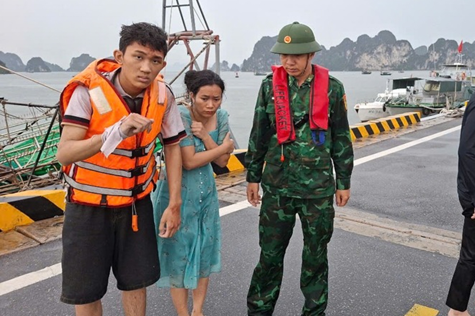 Lat tau du lich tren vinh Ha Long hinh anh