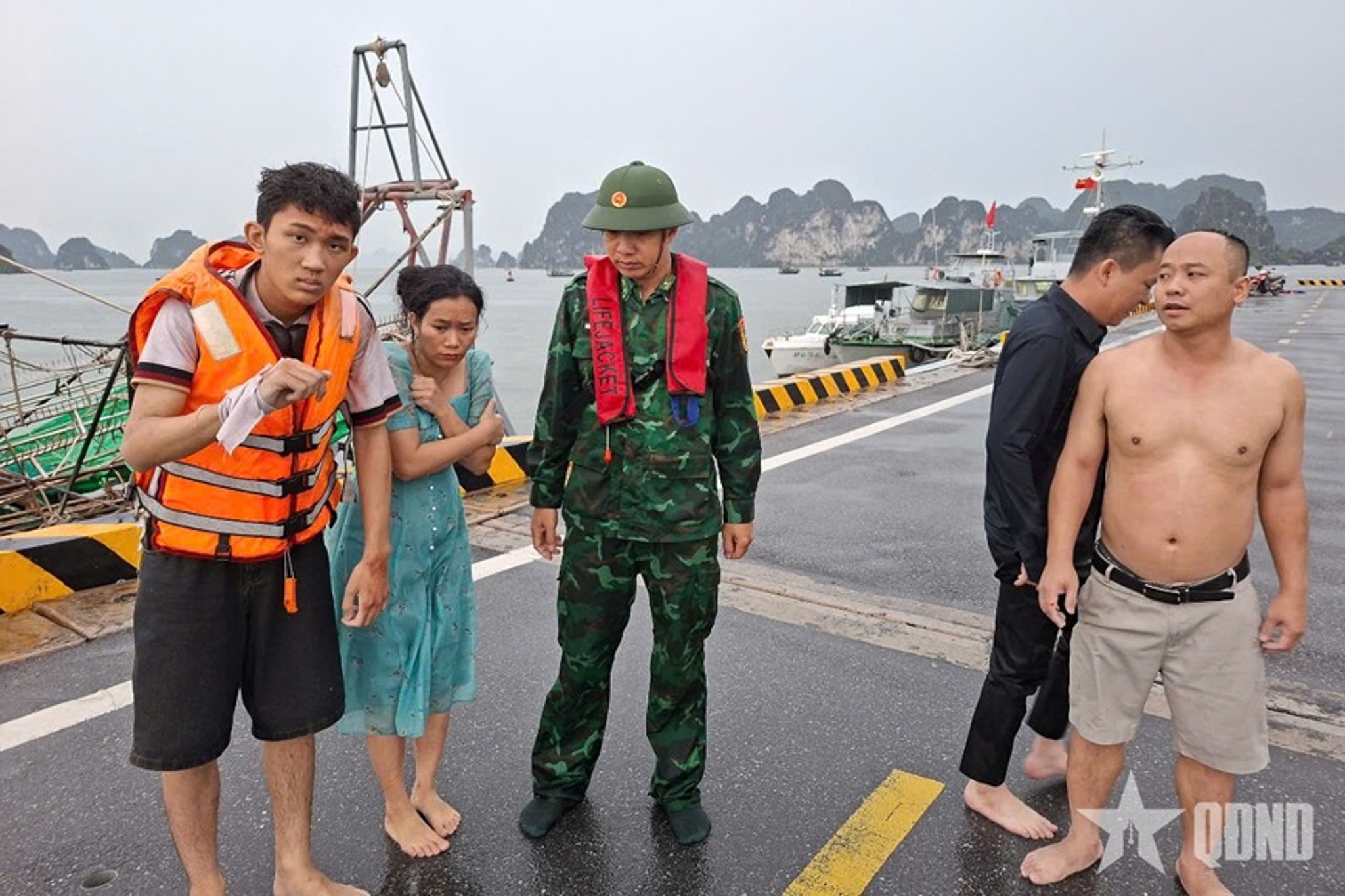 Lat tau vinh Ha Long anh 1
