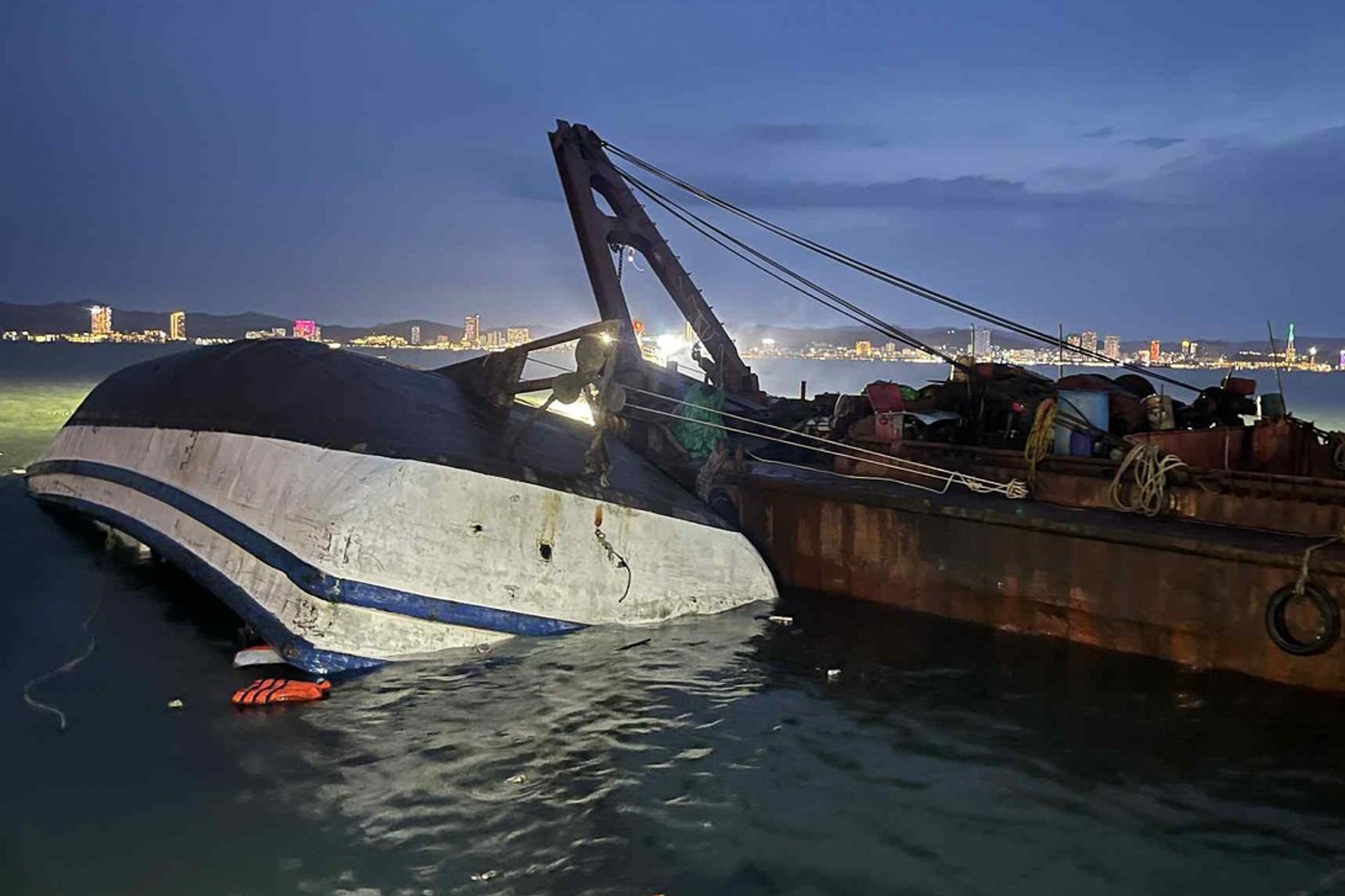 Vu lat tau o Ha Long: Tho lan phat hien thi the ben trong than tau hinh anh
