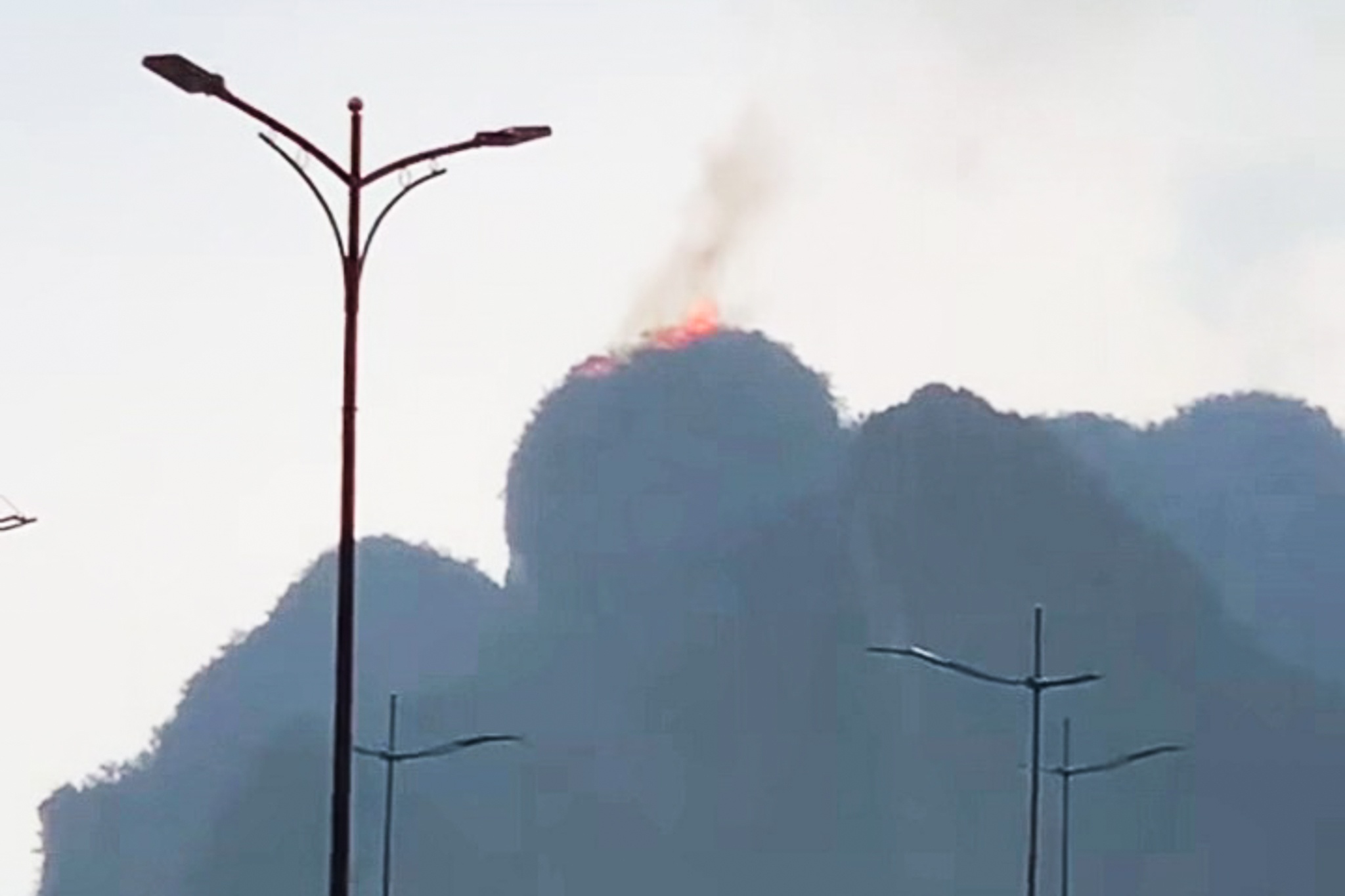 Set danh chay mom nui tren vinh Ha Long hinh anh