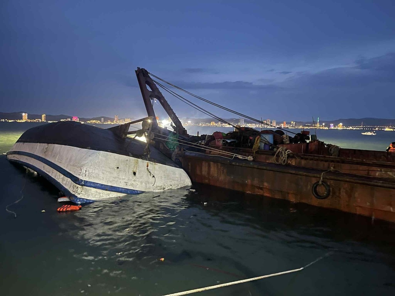 Lat tau vinh Ha Long anh 1