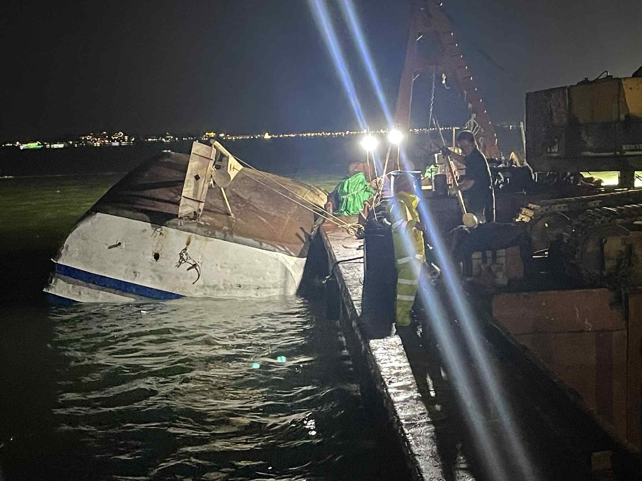 Lat tau vinh Ha Long anh 2