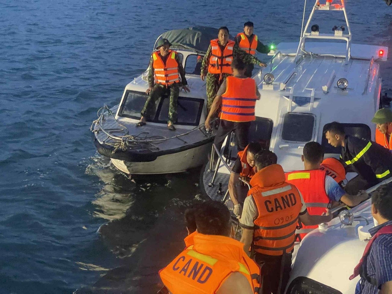 Lat tau vinh Ha Long anh 4