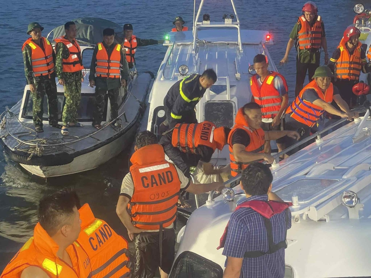 Lat tau vinh Ha Long anh 7