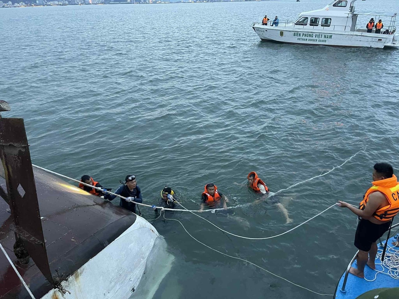 Lat tau vinh Ha Long anh 8