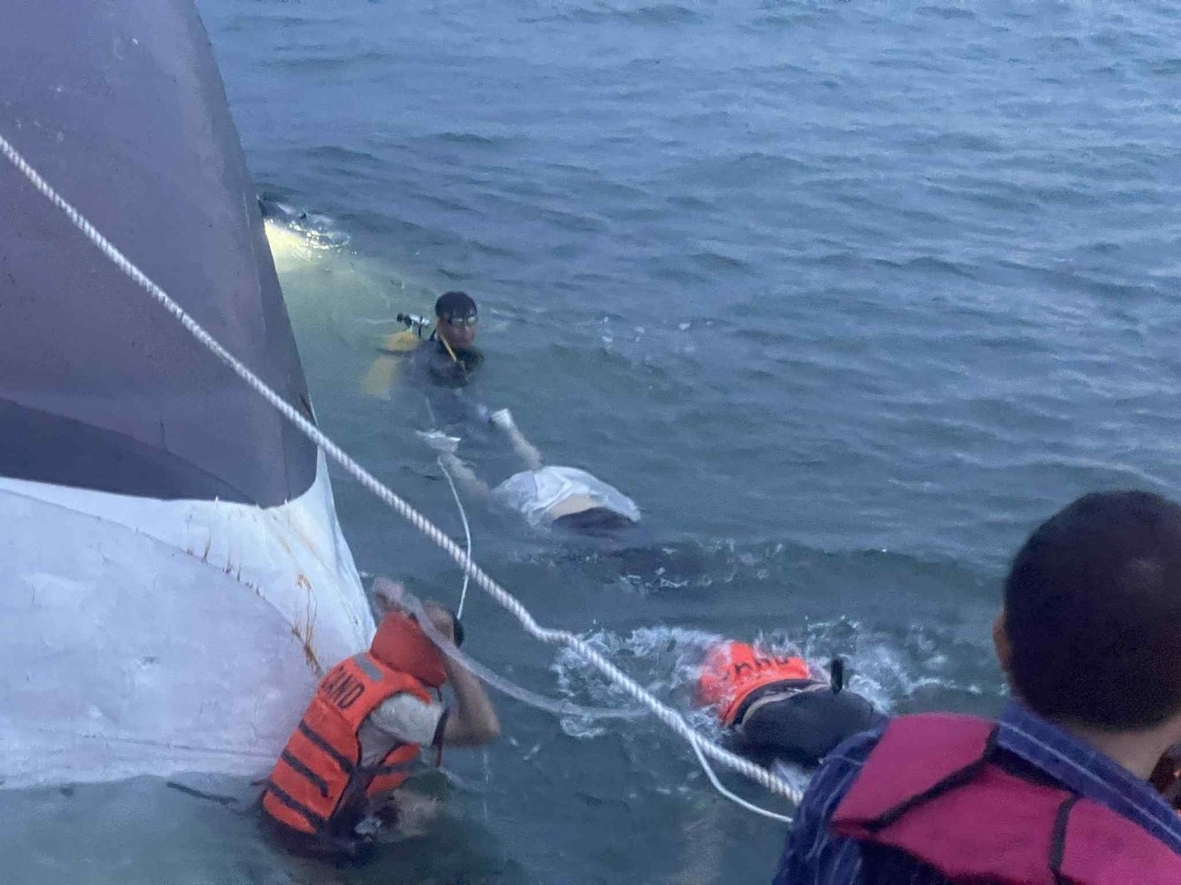 Lat tau vinh Ha Long anh 9