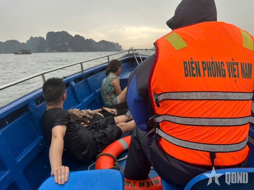 Lat tau vinh Ha Long anh 3