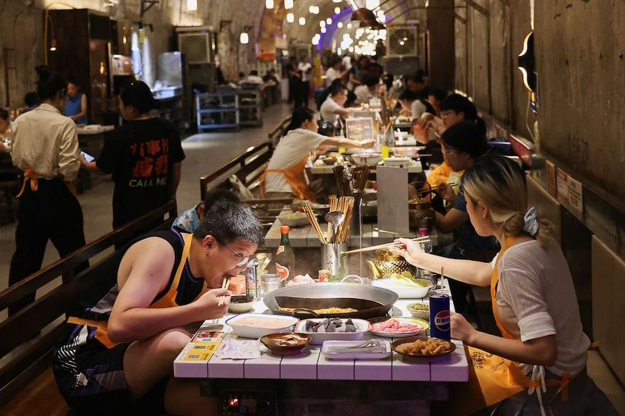 Xuong ham tru bom an lau giua nang nong 40 do C o Trung Quoc hinh anh