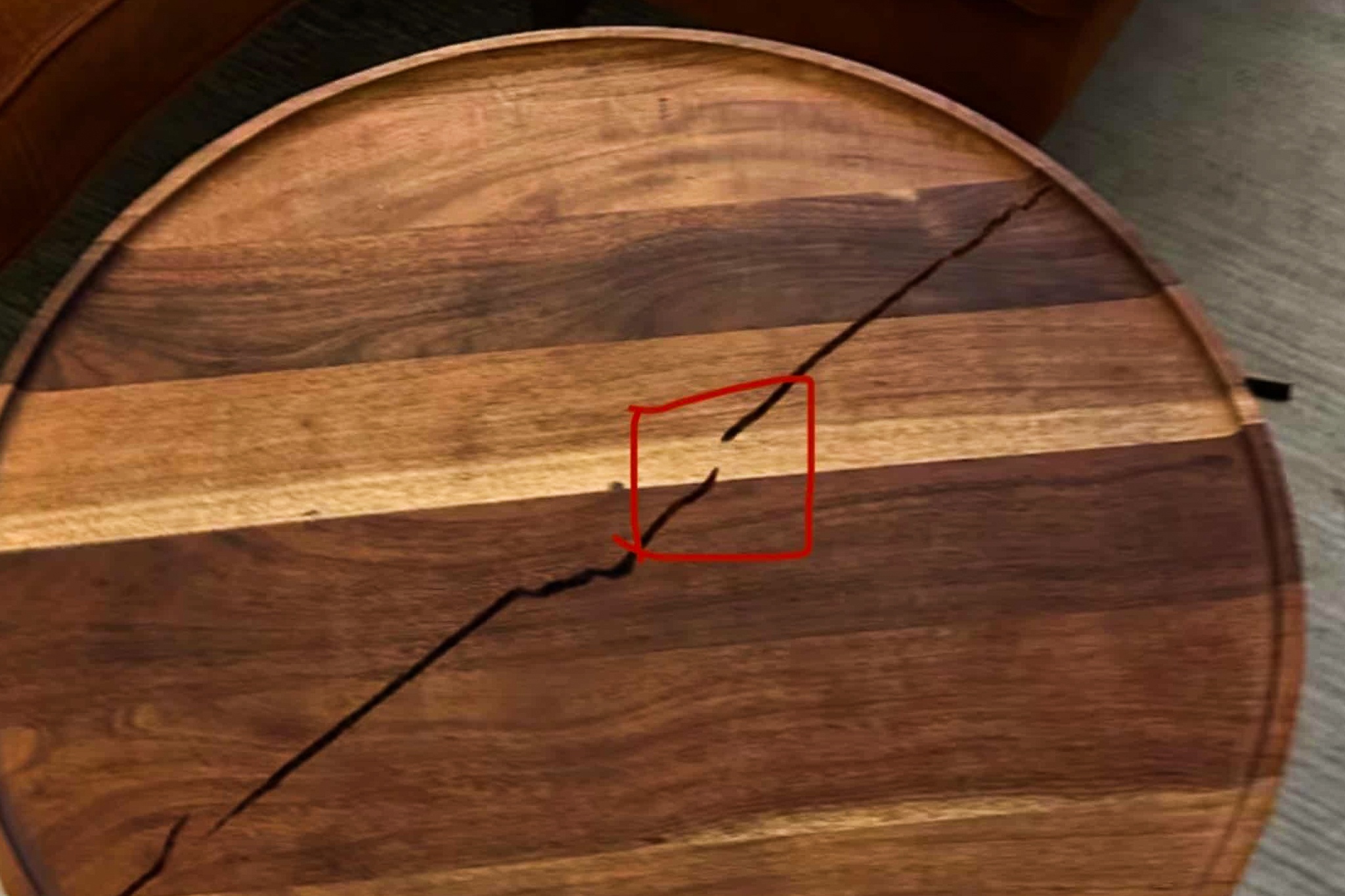 Chieu lua tien khach thue Airbnb voi chiec ban nut doi nhu that hinh anh