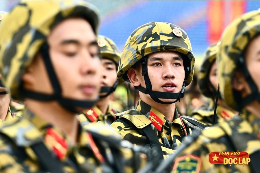 Khong khi truoc gio hop luyen dieu binh tren duong pho Ha Noi hinh anh