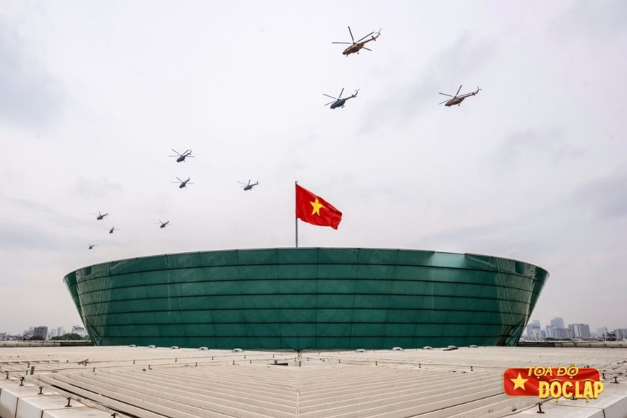 Truc thang, may bay Casa luyen bay tren Quang truong Ba Dinh hinh anh