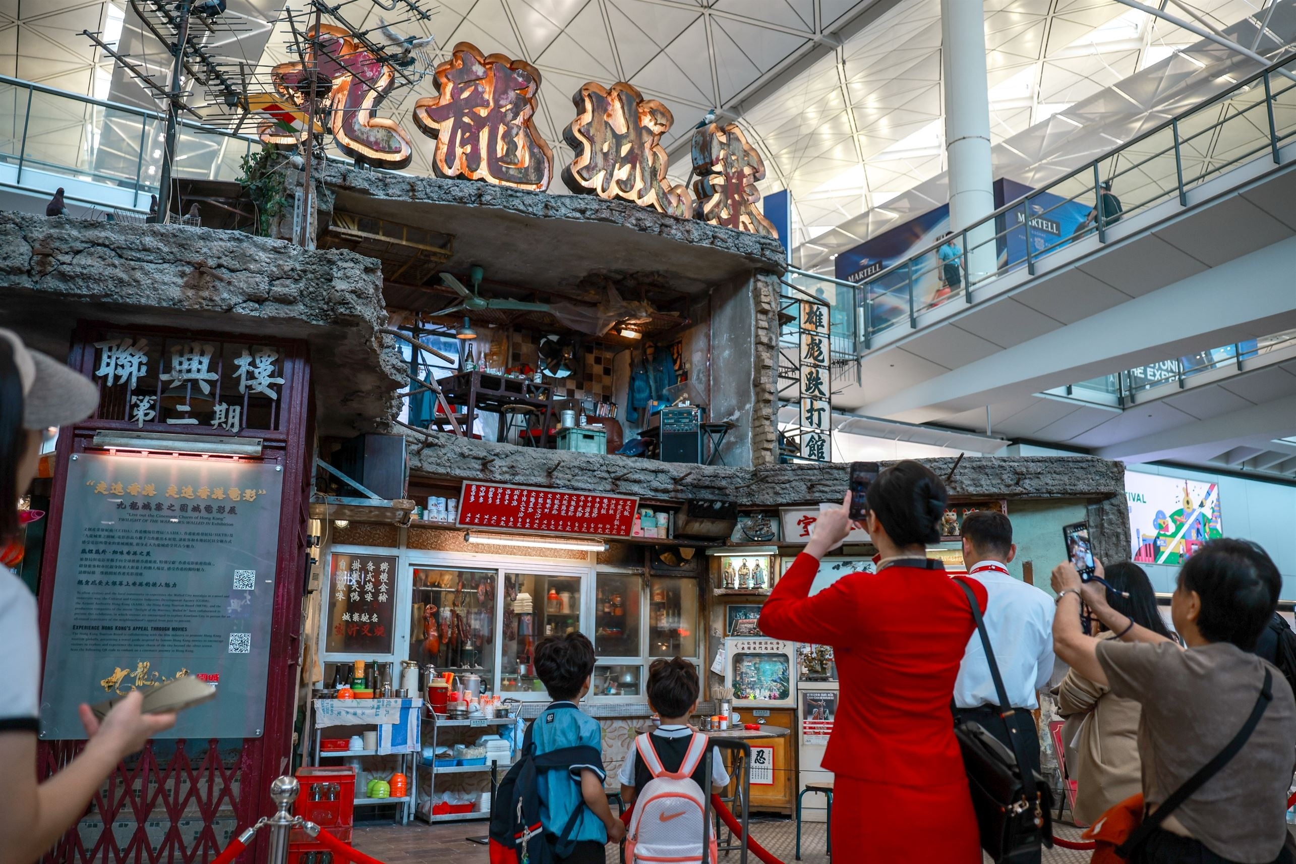 Khach qua canh o san bay Hong Kong duoc dan di du lich mien phi hinh anh