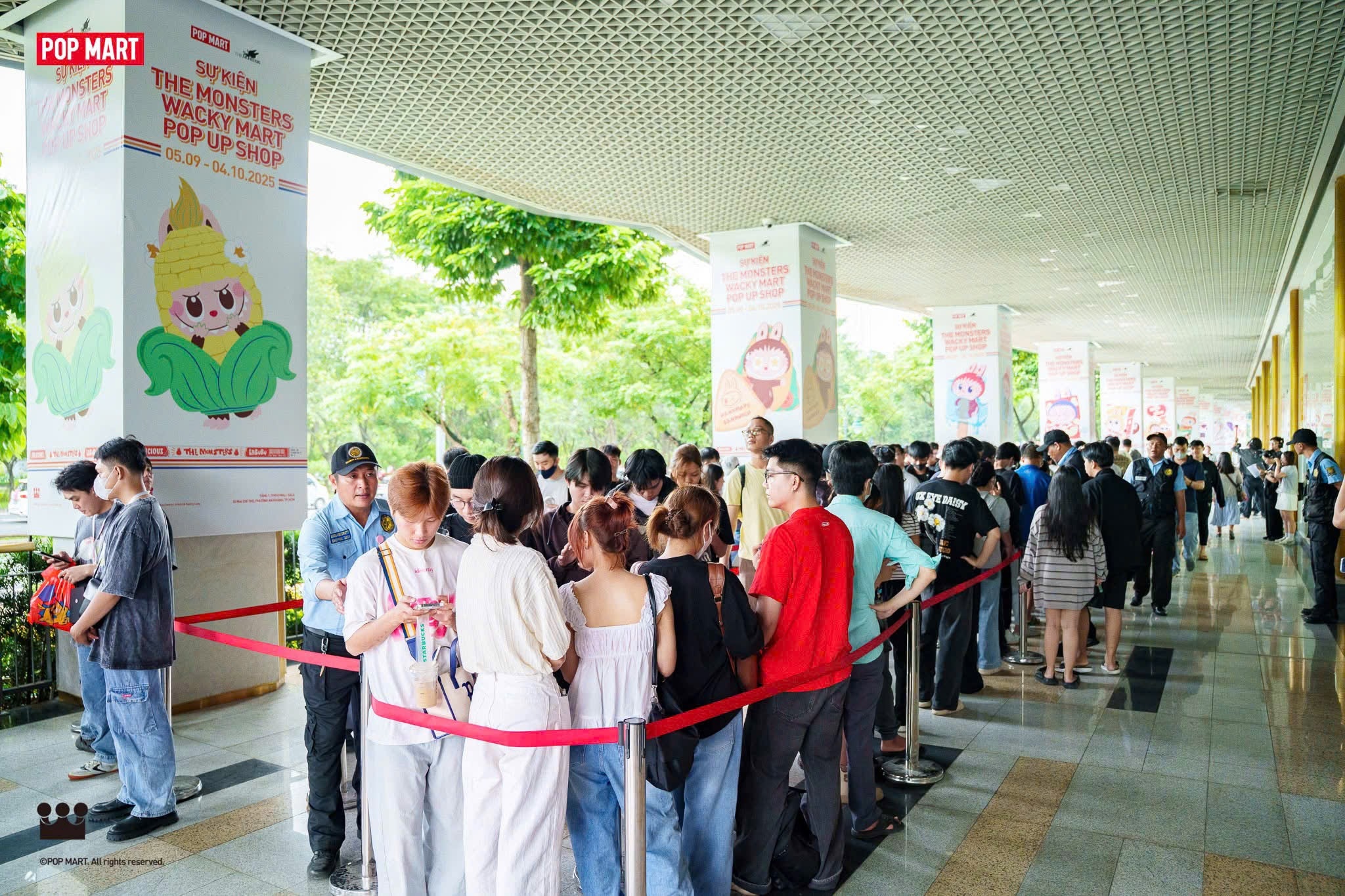 Các bạn trẻ háo hức xếp hàng vào sự kiện.