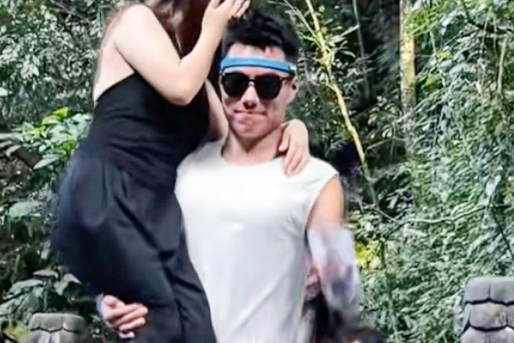 Gan nhan 'khieu dam' cho dich vu cong phu nu leo nui o Trung Quoc hinh anh