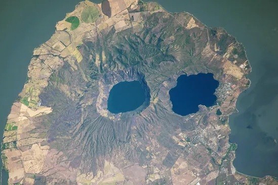 Nui lua 'mat loi' tren ban dao dau lau nhin cham cham vao khong gian hinh anh