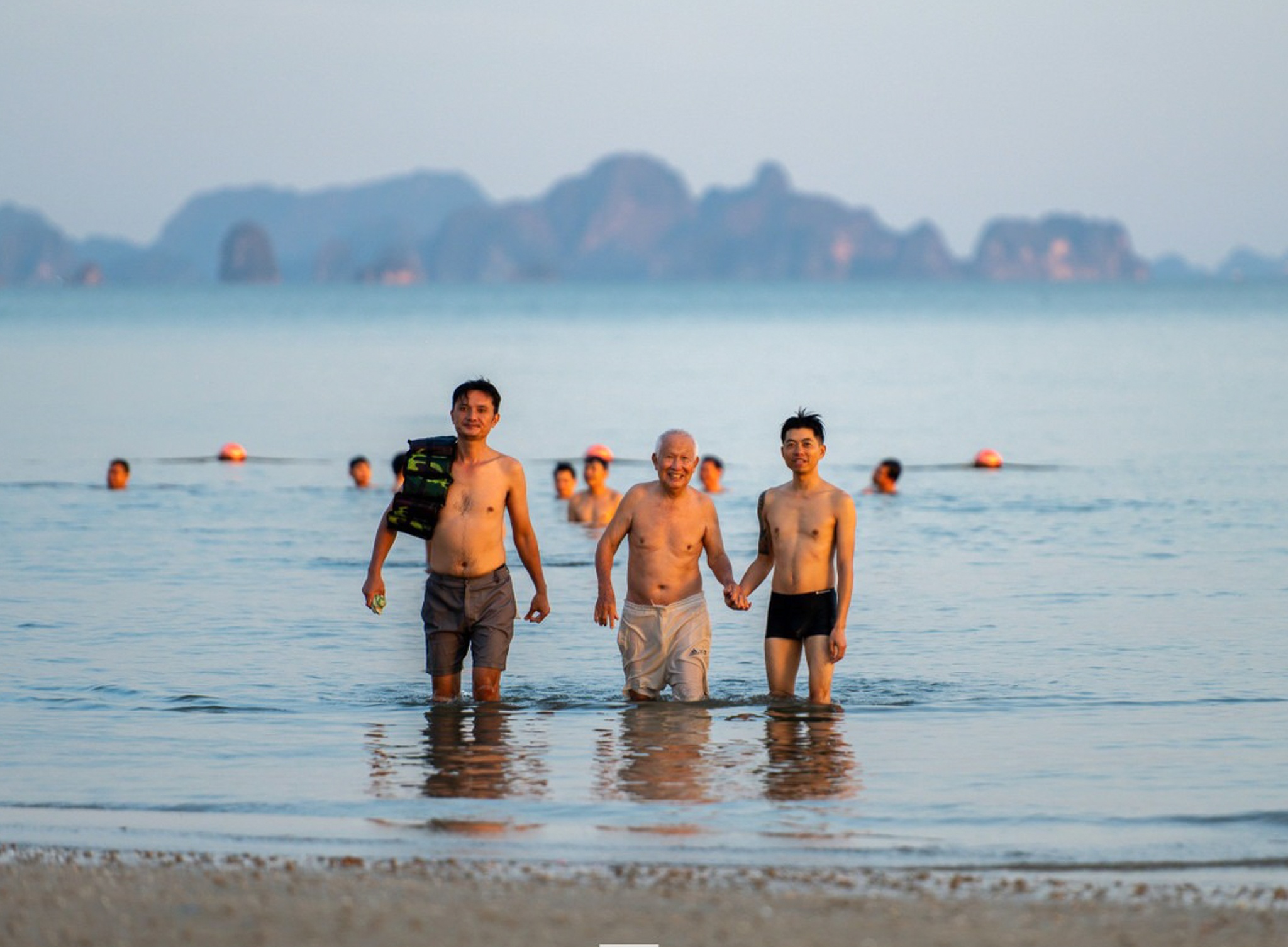 Van tam bien Bai Chay truoc bao Ragasa hinh anh