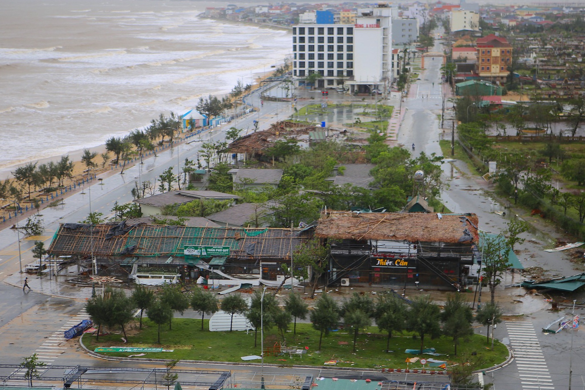 Canh tan hoang tai bien Thien Cam sau bao so 10 can quet hinh anh